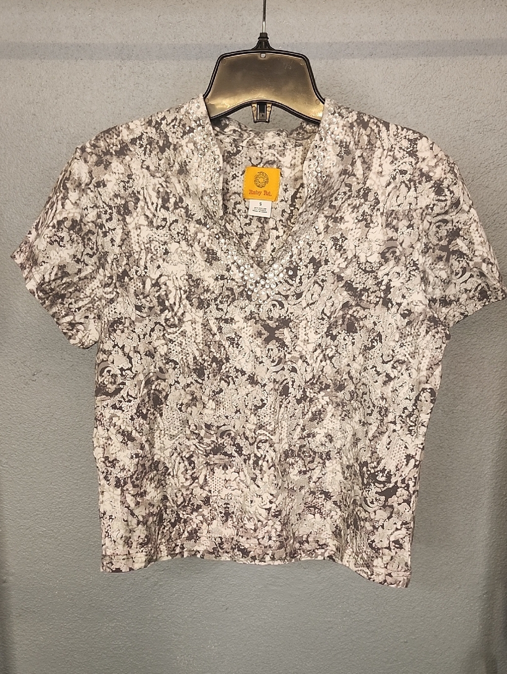 Ruby Rd. White and Gray Floral V-Neck Short Sleeve Top